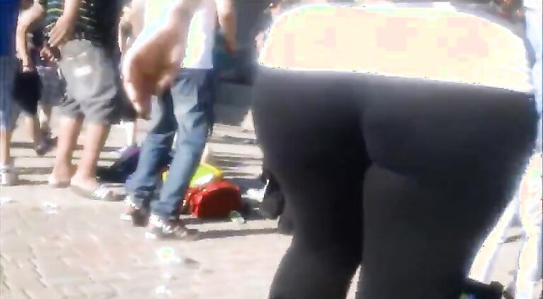 HUGE BUTT BOOTY IN TIGHT SPANDEX